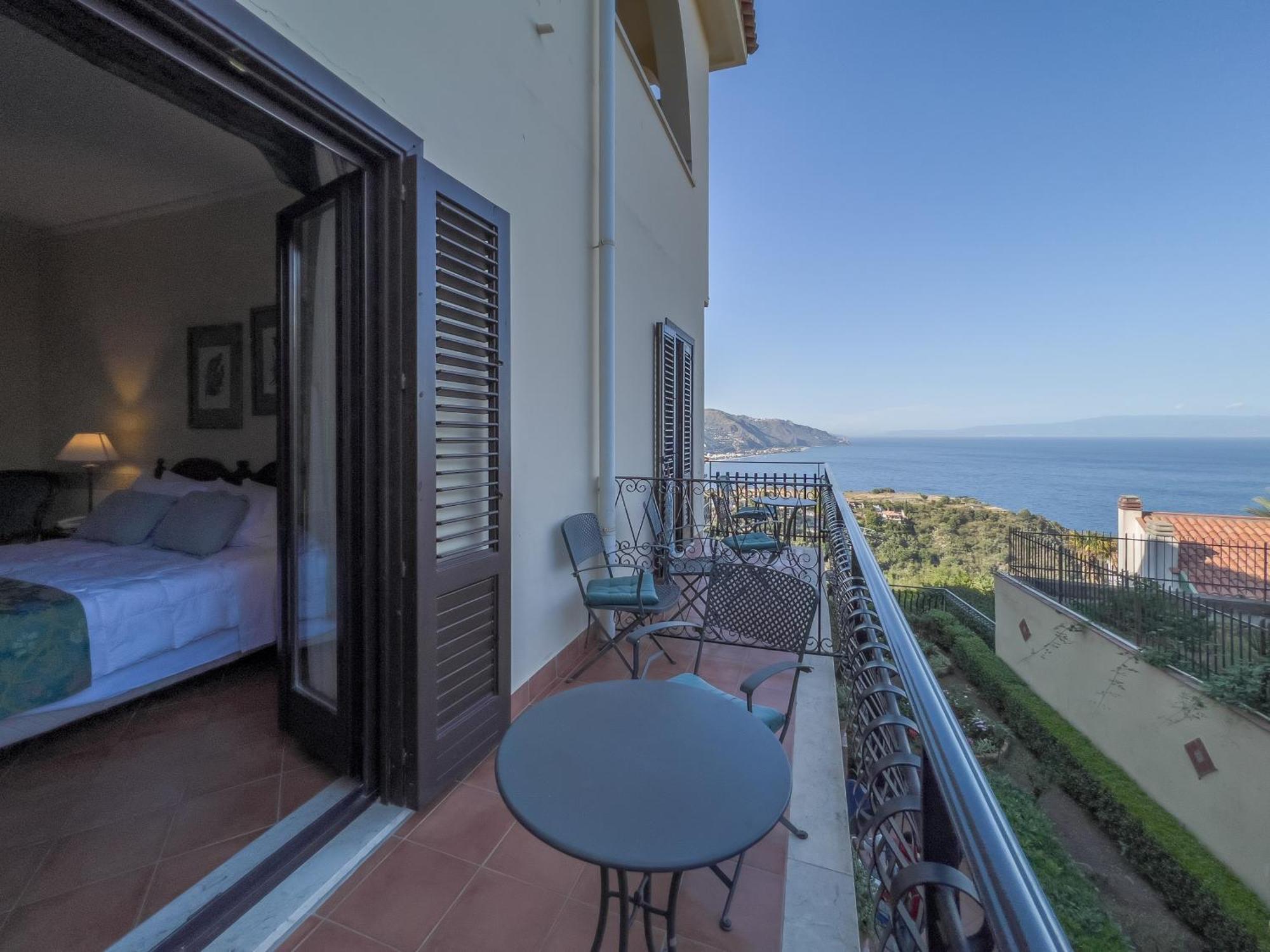Camera Tripla con Balcone e Vista Mare Laterale