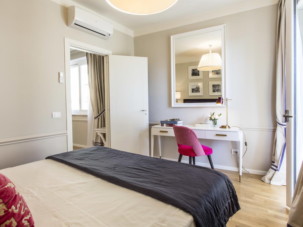 Deluxe One-Bedroom Apartment Balcony