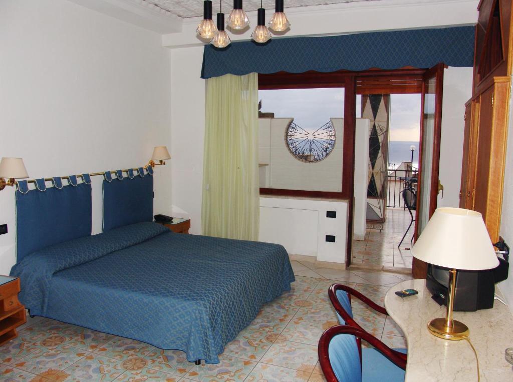 Camera Matrimoniale/Doppia con Letti Singoli con Balcone e Vista Mare