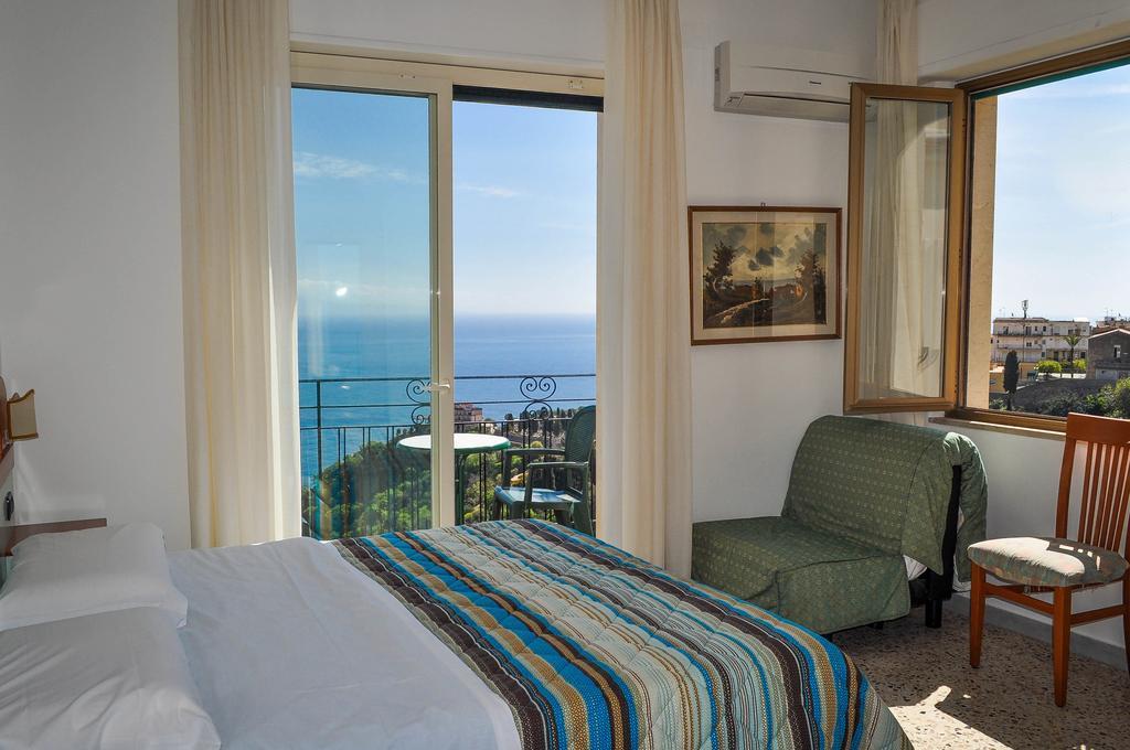 Camera Matrimoniale/Doppia con Letti Singoli con Balcone e Vista Mare
